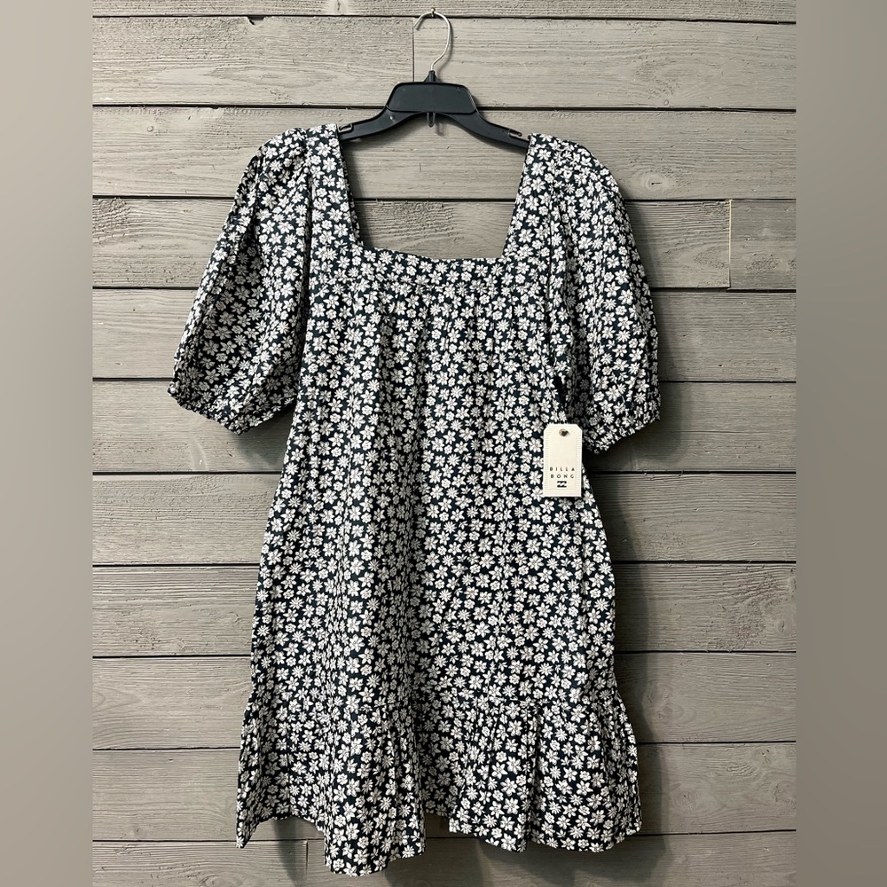 NWT Billabong Black with White Flowers Flirty Mood Dress Sz Large (12)